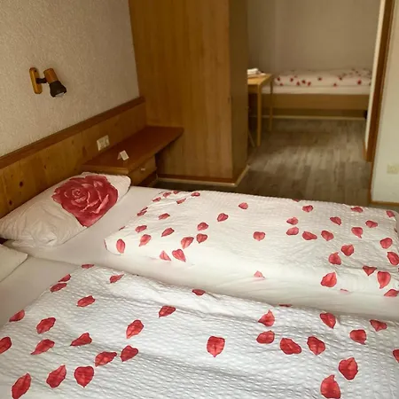 Zur Linde Inn *
